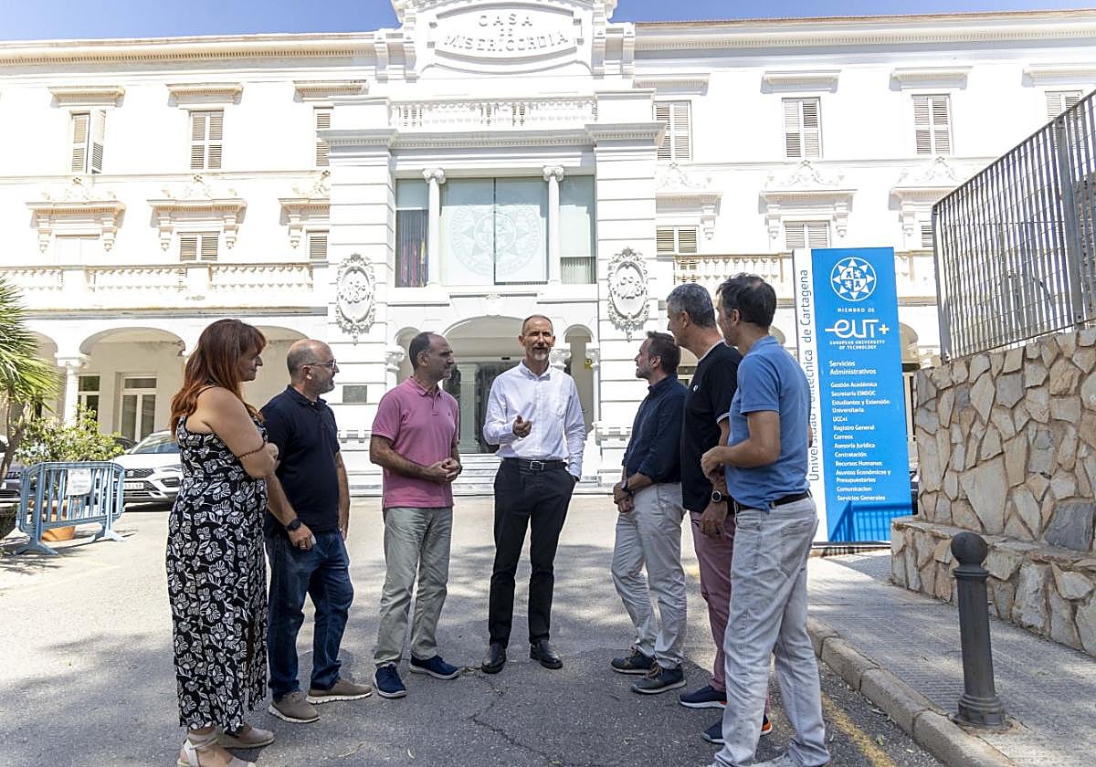 Mathieu Kessler, con camisa blanca, junto a parte de su equipo, frente a la puerta principal del Rectorado de la Universidad Politécnica de Cartagena.