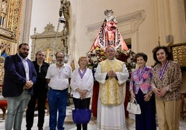 Manolo Garre, José Fernando Espinosa, Joaquín Vidal Coy, Gloria Alemán, José Antonio Ibáñez, Pilar Cáceres y María Artiñano, el pasado jueves, tras la llegada de la Virgen de la Fuensanta a la Catedral.NACHO GARCÍA / AGM