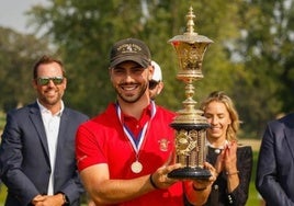 El español Ballester sujetado el trofeo de ganador del US Amateur 2024.