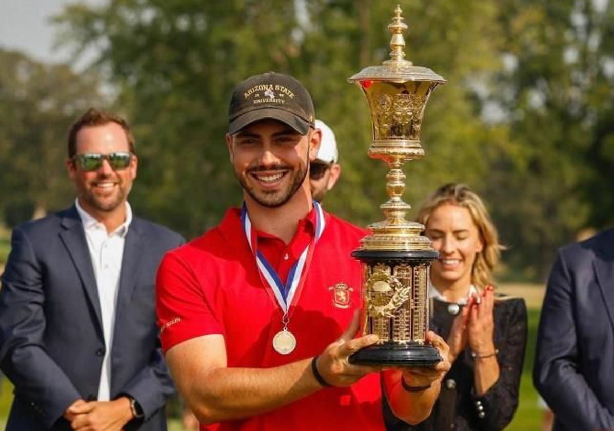 El español Ballester sujetado el trofeo de ganador del US Amateur 2024.