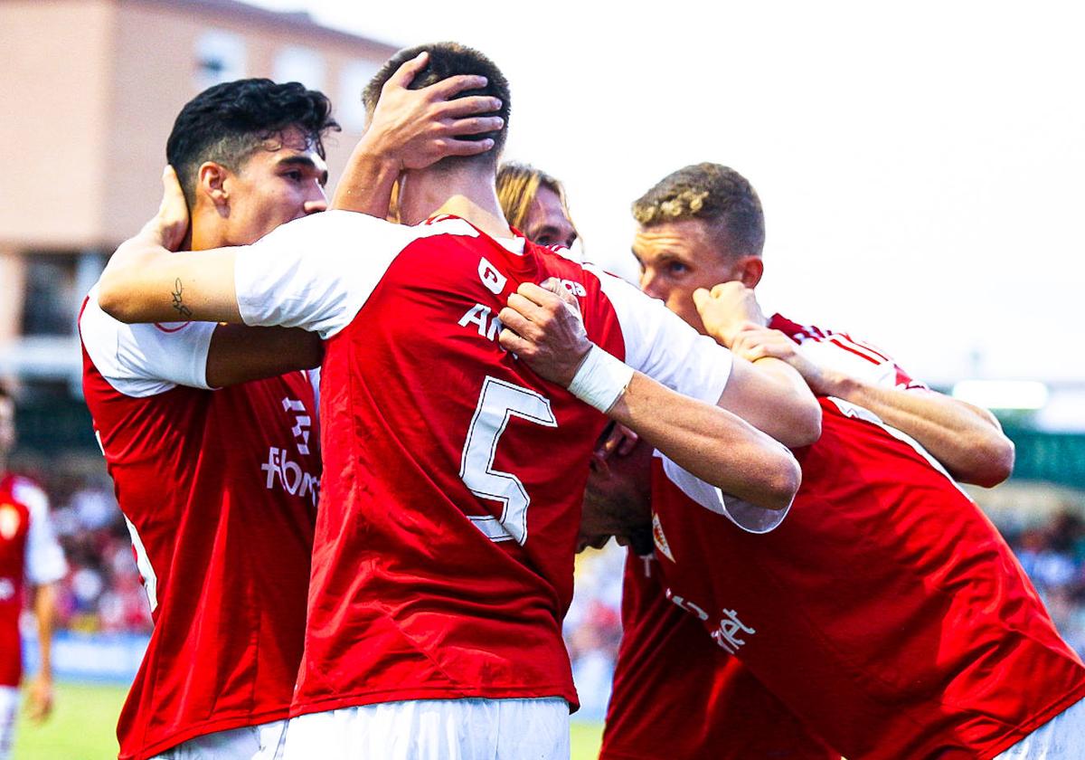 Los jugadores del Real Murcia celebran uno de los goles del encuentro frente al Alcoyano.