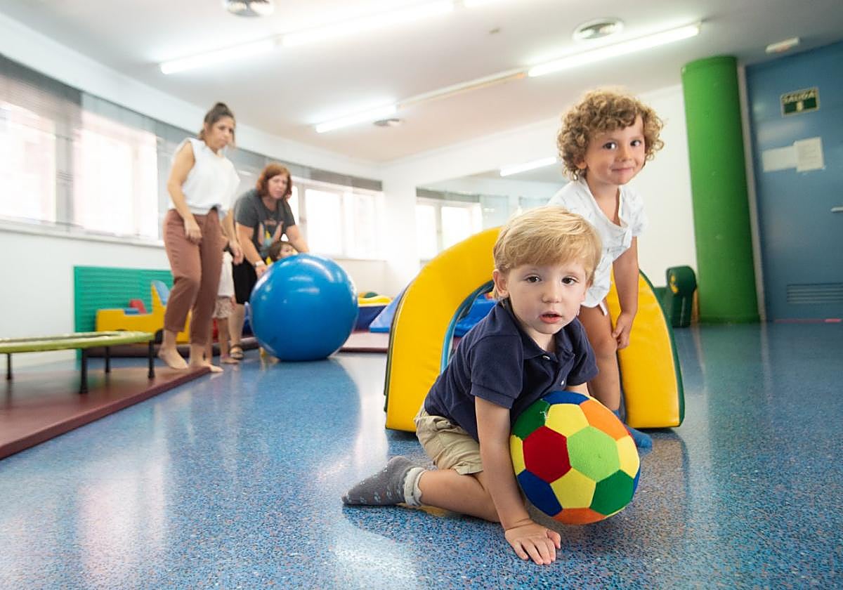 Dos niños de Atención Temprana juegan en el centro que Astrapace tiene en el barrio del Infante.