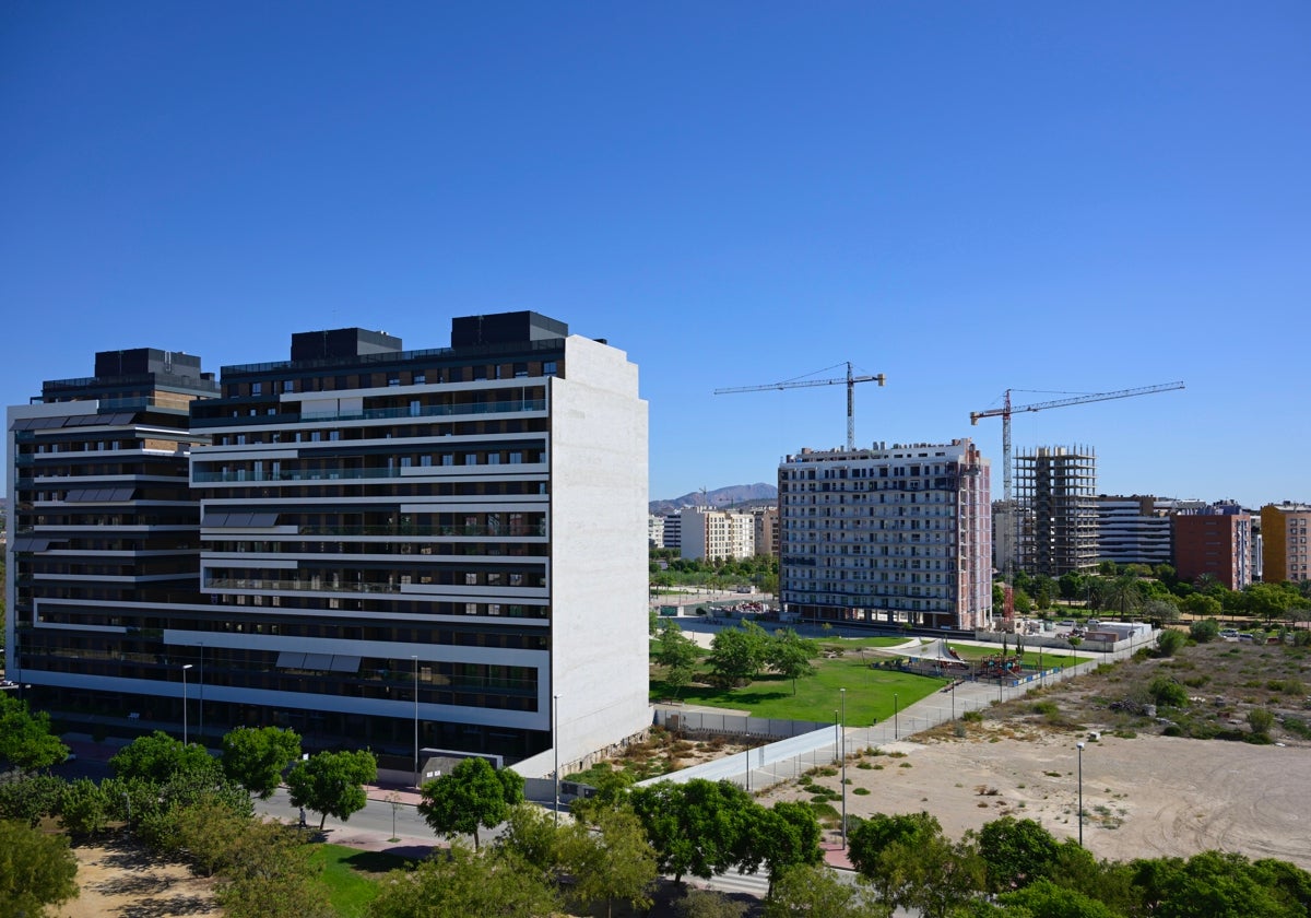 Viviendas recién construidas y otras en proceso, en una de las zonas en expansión de la ciudad, entre Santiago y Zaraíche y Churra.