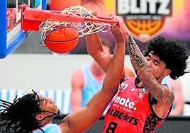 El murciano Izan Almansa, a la derecha, supera la defensa de un rival y encesta en un partido de los Perth Wildcats.
