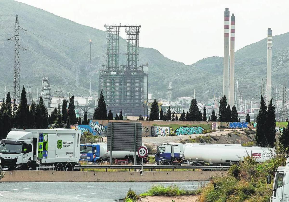 Varios vehículos circulan por el valle industrial de Escombreras, en una imagen de archivo.