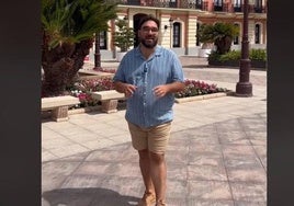 El 'tiktoker' Benja Serra visita Murcia en su serie 'Callejeros Benjeros'