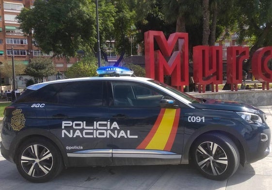 Un coche de la Policía Nacional en Murcia.