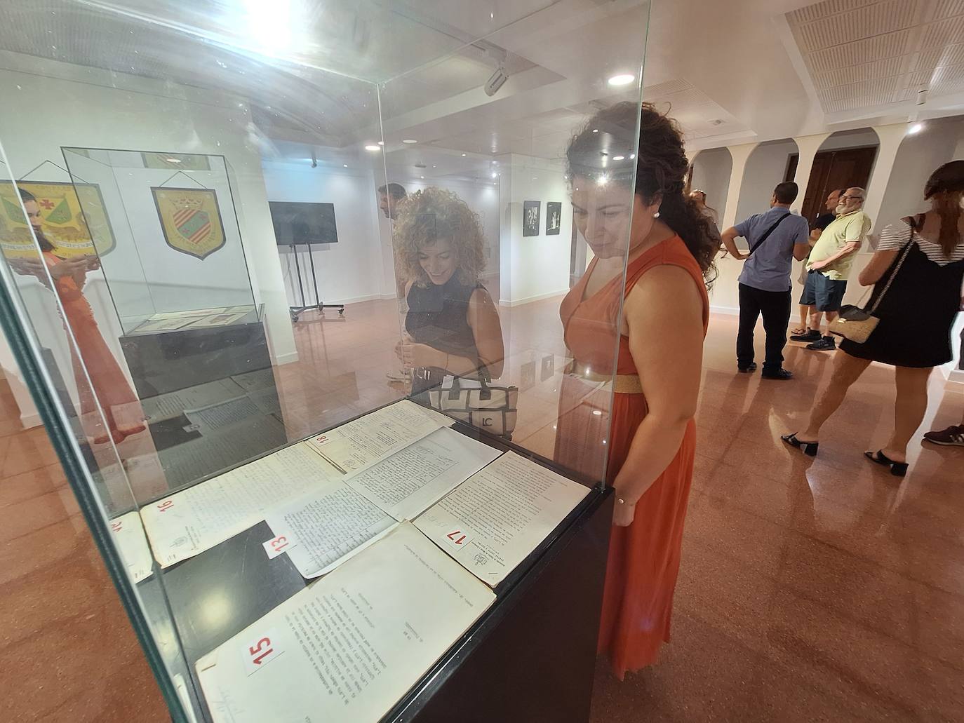 Las imágenes de la exposición de los 50 años de Moros y Cristianos en Orihuela
