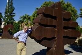 El escultor, junto a una de sus creaciones instaladas en Murcia.