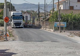 Dos camiones se cruzan en el camino de Villaespesa.