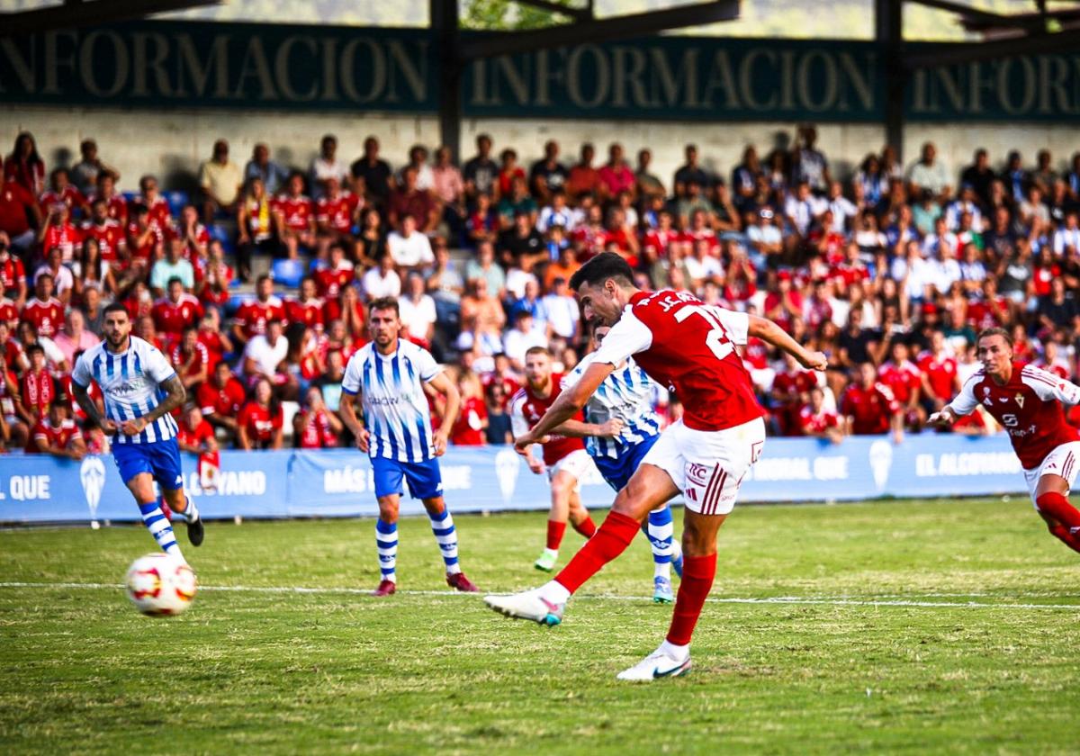 Juan Carlos Real ejecuta un penalti ante el Alcoyano el pasado domingo para poner el 0-1 y hacer su primer gol como jugador del Real Murcia.