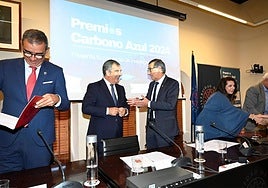 El rector, José Luján, y el consejero Vázquez charlan antes del inicio de la presentación de los premios Carbono Azul.