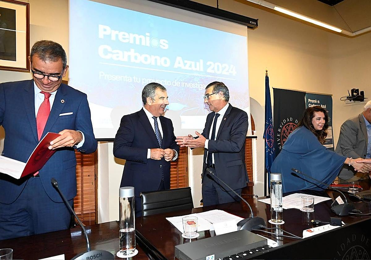 El rector, José Luján, y el consejero Vázquez charlan antes del inicio de la presentación de los premios Carbono Azul.