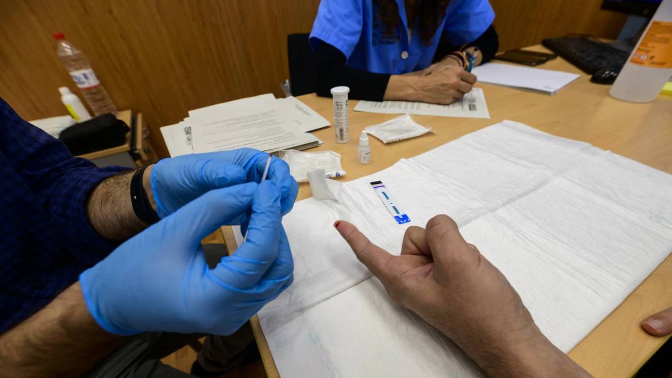 Un usuario se realiza un test rápido de VIH en el 'checkpoint' de Murcia.