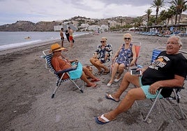 Cuatro personas mayores disfrutan de la playa, en una imagen de archivo.