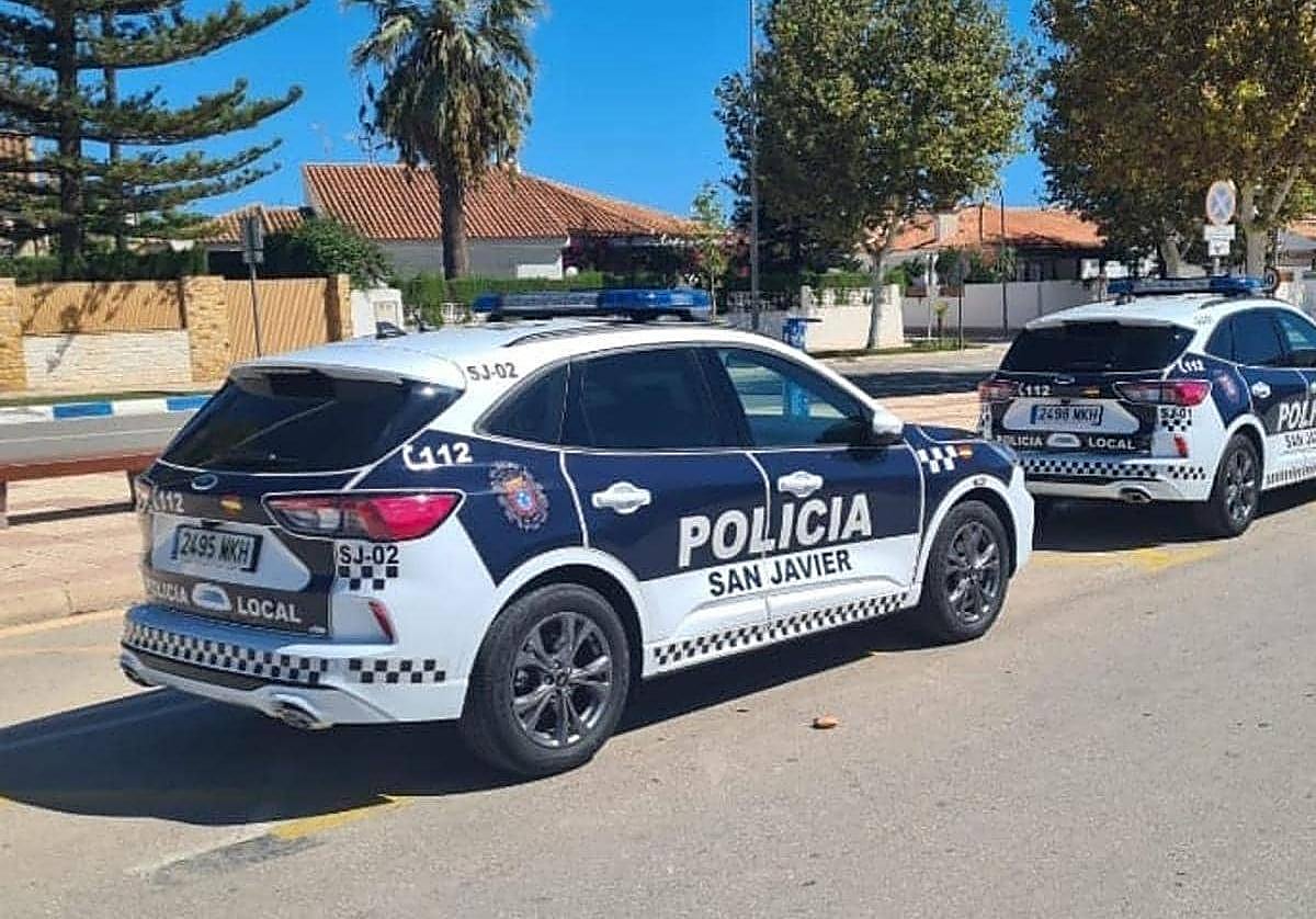 Imagen de archivo de dos vehículos de la Policía Local de San Javier.