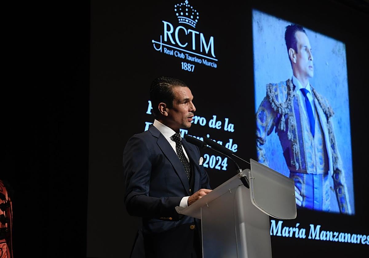 José María Manzanares se dirige al público durante el pregón celebrado en el Auditorio Víctor Villegas, anoche.