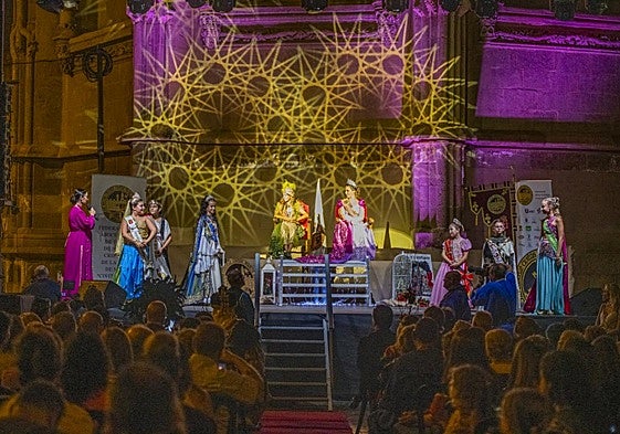 Presentación de las abanderadas en la plaza de los Apóstoles.