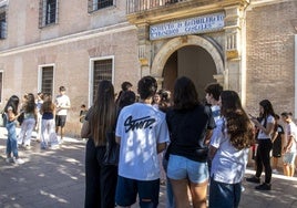 Alumnos de Bachillerato del IES Licenciado Cascales de Murcia, ayer a las puertas del centro.