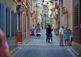 Vecinos transitan por la calle Calvario, ayer.