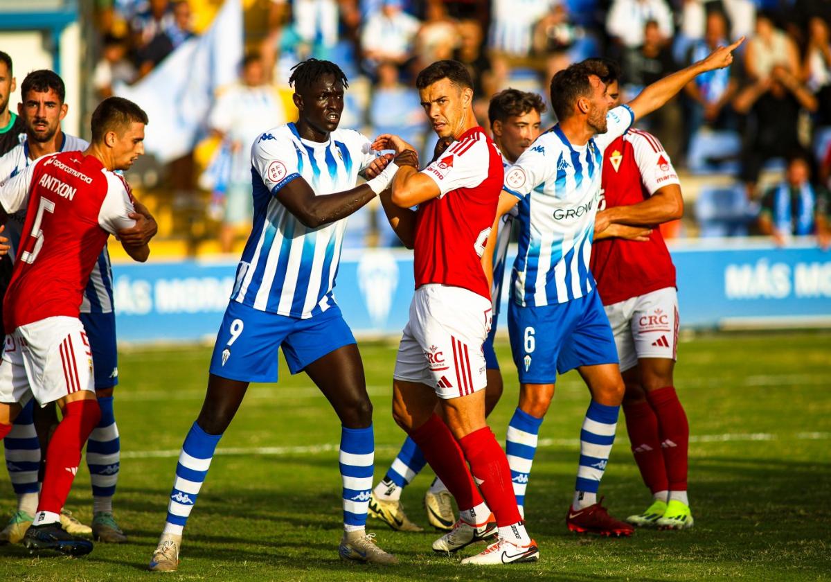 Neutralizado. Mamor Niang, delantero del Alcoyano, pugna el pasado domingo con Kadete, del Real Murcia, en un partido en el que fue bien defendido por Antxon Jaso, a la izquierda.