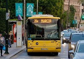 Un autobús circula por la avenida Teniente Flomesta, en una imagen de archivo.