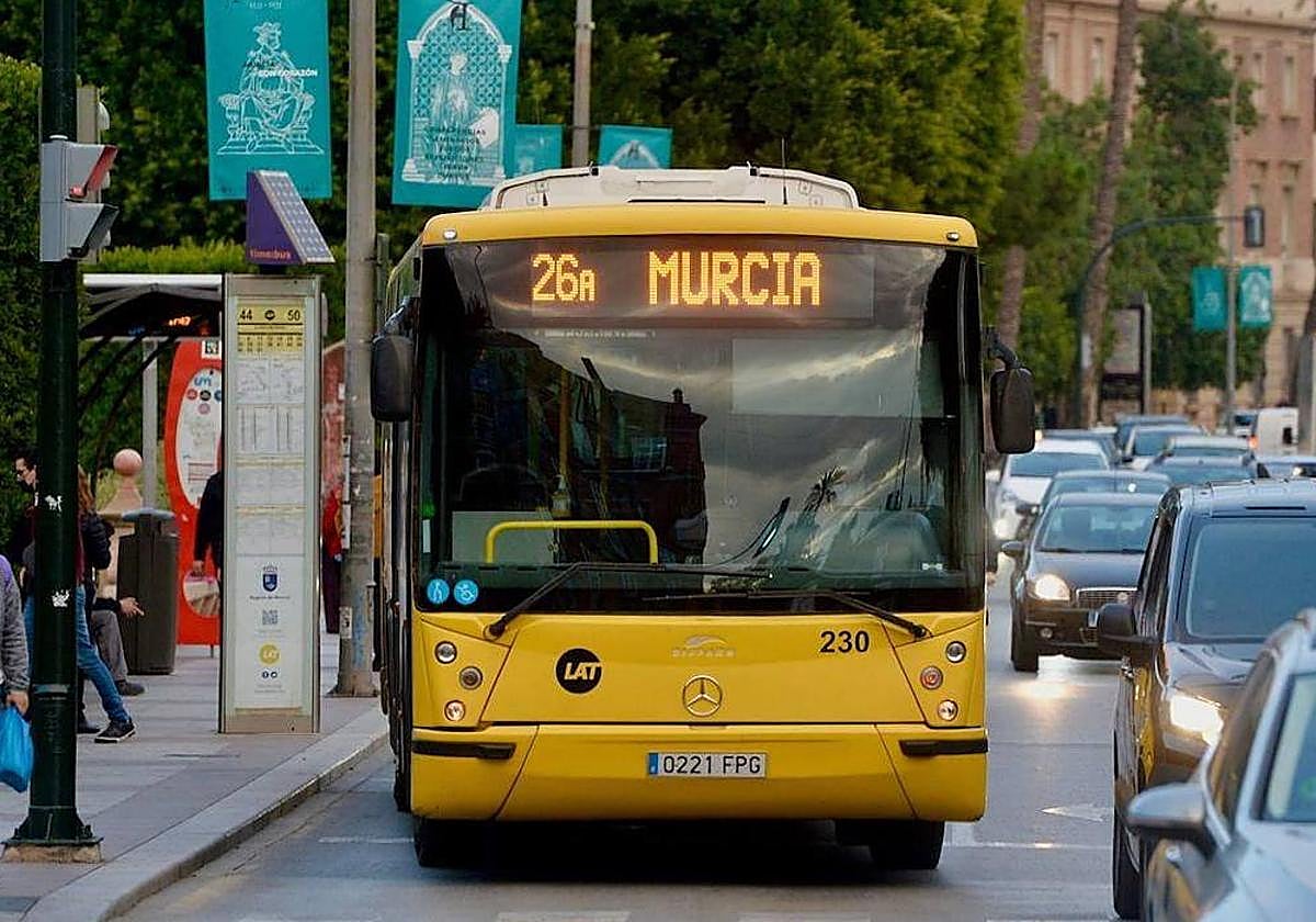 Un autobús circula por la avenida Teniente Flomesta, en una imagen de archivo.