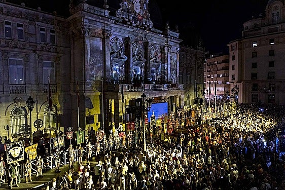 Pregón de Carthagineses y Romanos en la Plaza del Ayuntamineto. Imagen de archivo.