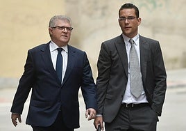 José Vélez, junto a su letrado Raúl Pardo Geijo-Ruiz, en una imagen de archivo.