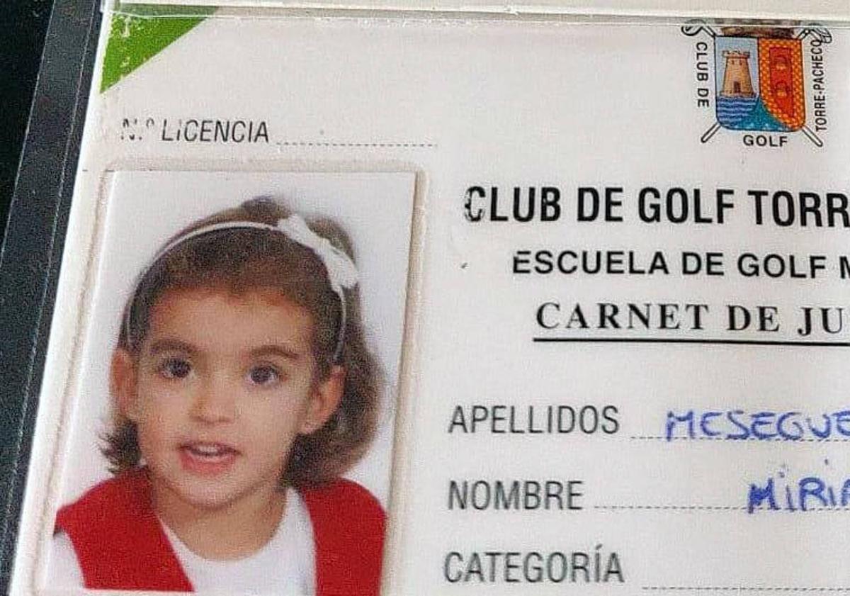 Imagen principal - Su carnet de golf. Miriam llegó a tener, como sus hermanos, un carnet de la Escuela de Golf Municipal de Torre Pacheco. | Eva Domenech con su perra 'Lula' en las inmediaciones del paseo. Tipuana. Las flores de este árbol son de color amarillo intenso.