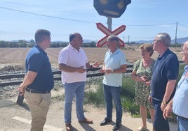 El alcalde de Orihuela, Pepe Vegara (3i), durante su visita a la pedanía de Media Legua, zona cero de la Dana de 2019.