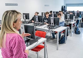Una profesora imparte una clase de informática en una imagen de archivo.