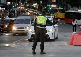 Un agente de la Policía Local de Murcia regulando el tráfico, en una imagen de archivo.