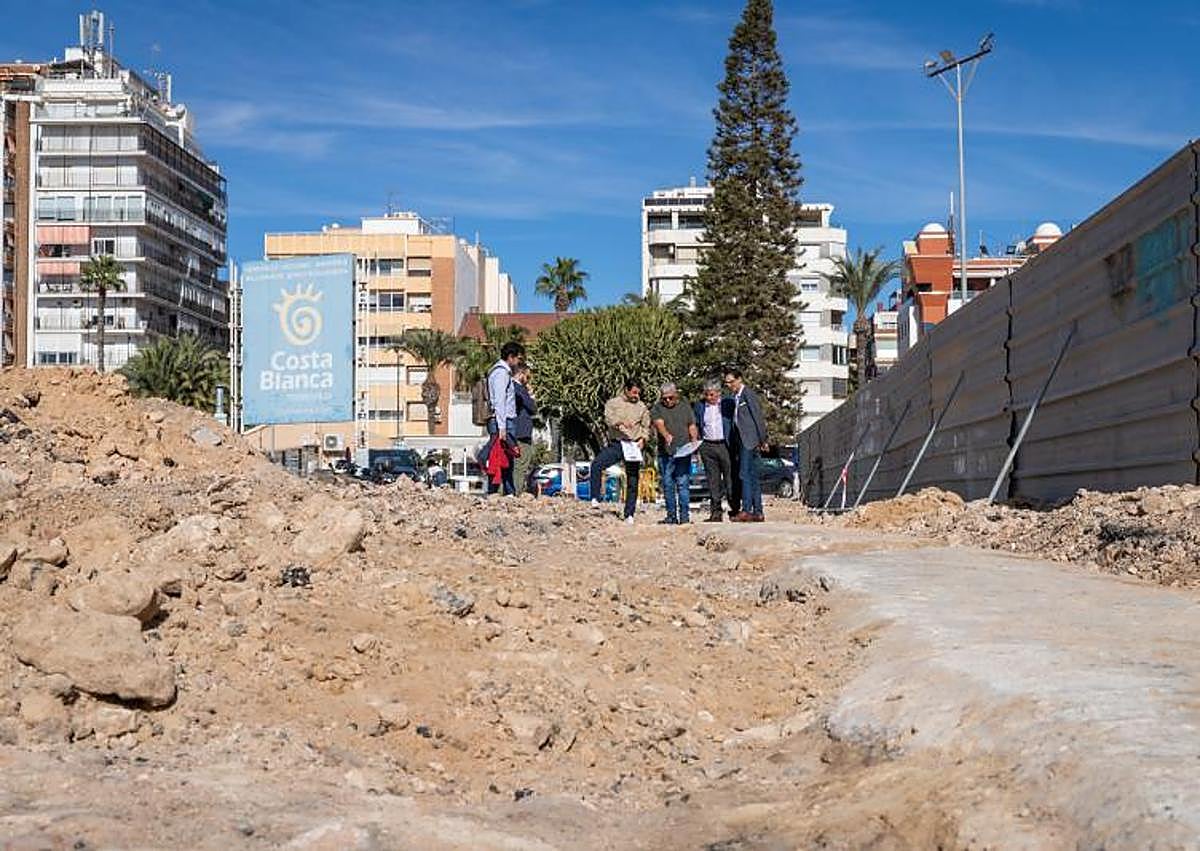 Imagen secundaria 1 - Visita del alcalde a los restos, en noviembre del año pasado.