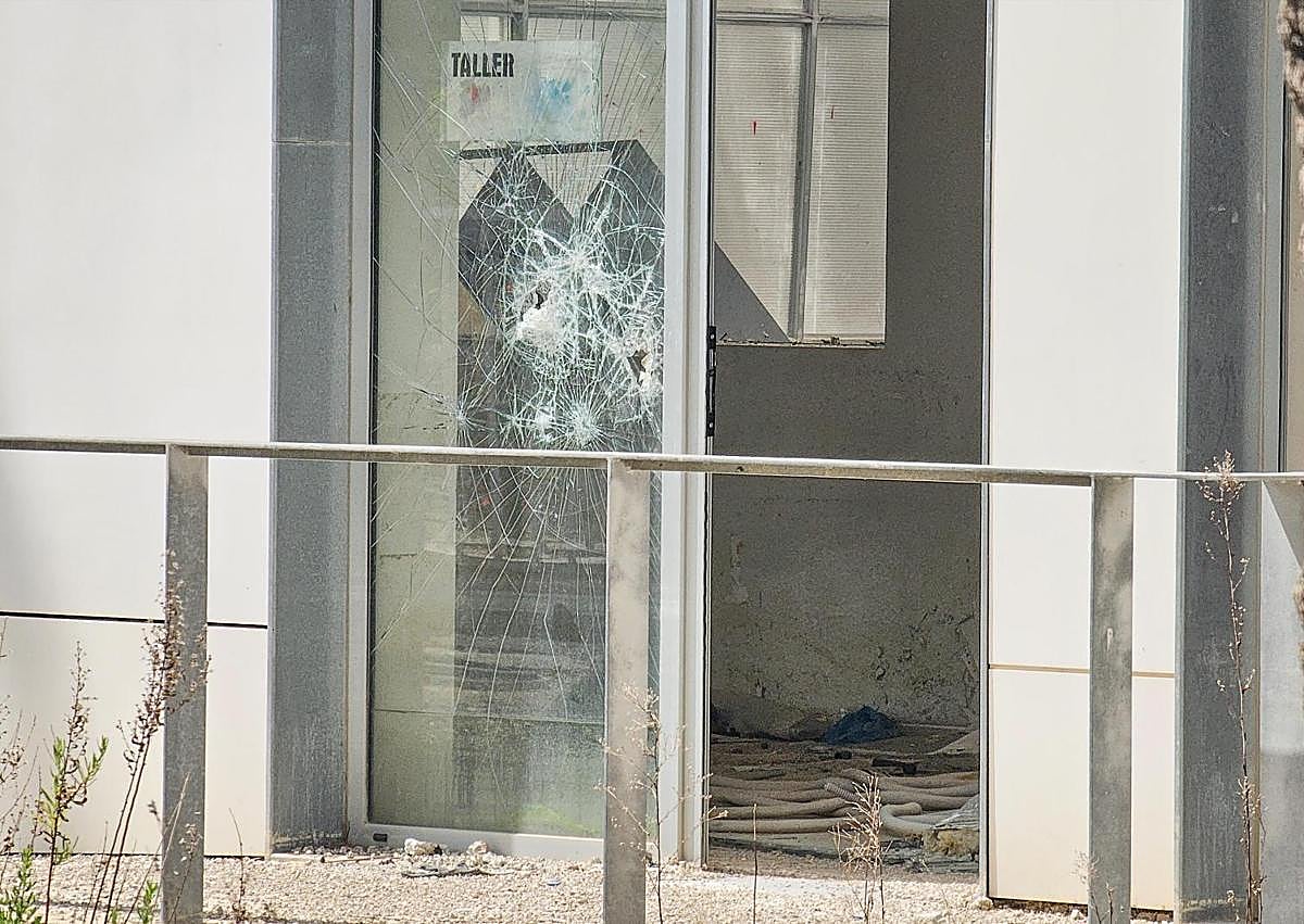 Imagen secundaria 1 - El equipo de gobierno ha reforzado la seguridad y el vallado perimetral tras las numerosos actos vandálicos que ha sufrido el edificio.