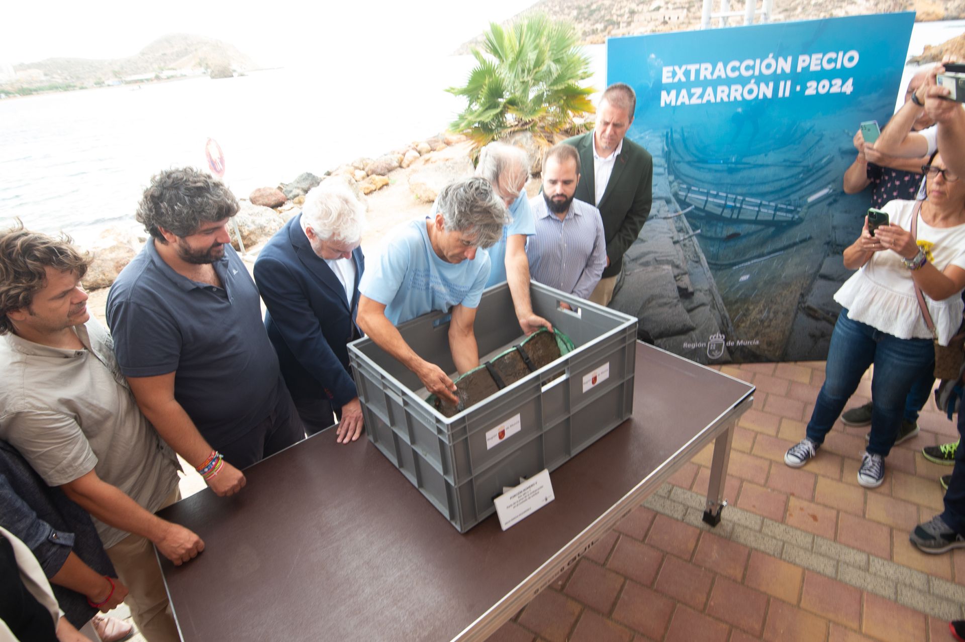 La extracción de la primera porción del barco fenicio de Mazarrón, en imágenes