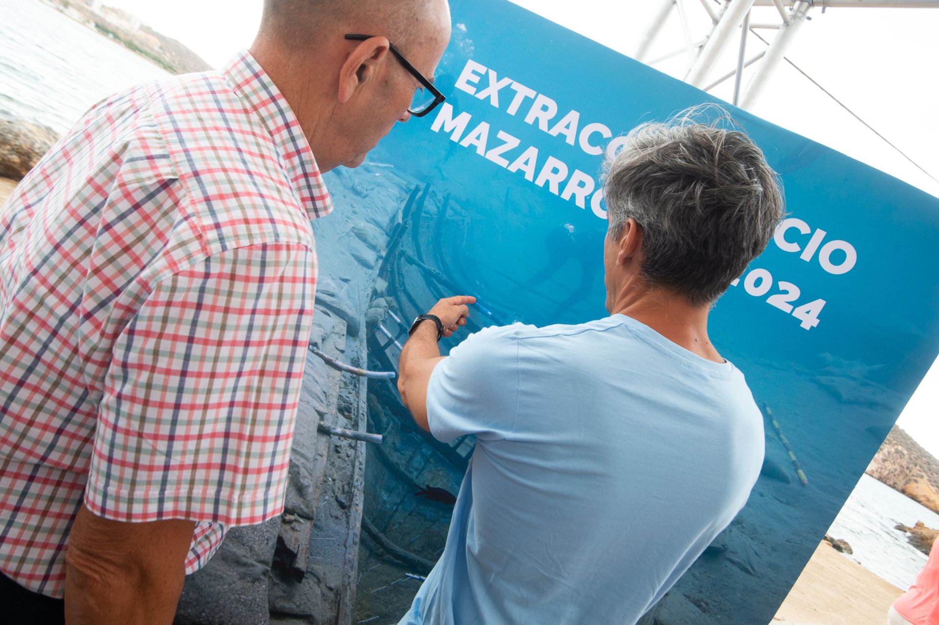 La extracción de la primera porción del barco fenicio de Mazarrón, en imágenes