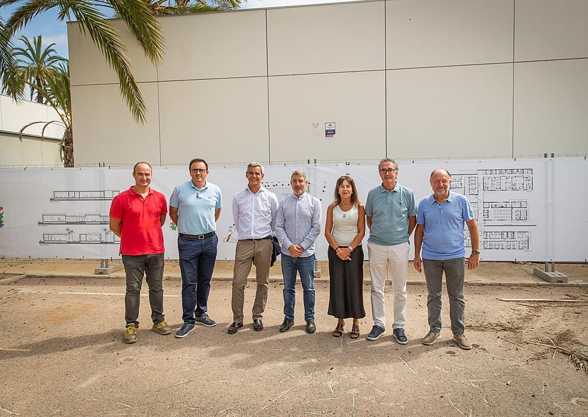 Imagen secundaria 1 - El Ayuntamiento ha expuesto junto al centro la planimetría del nuevo proyecto.