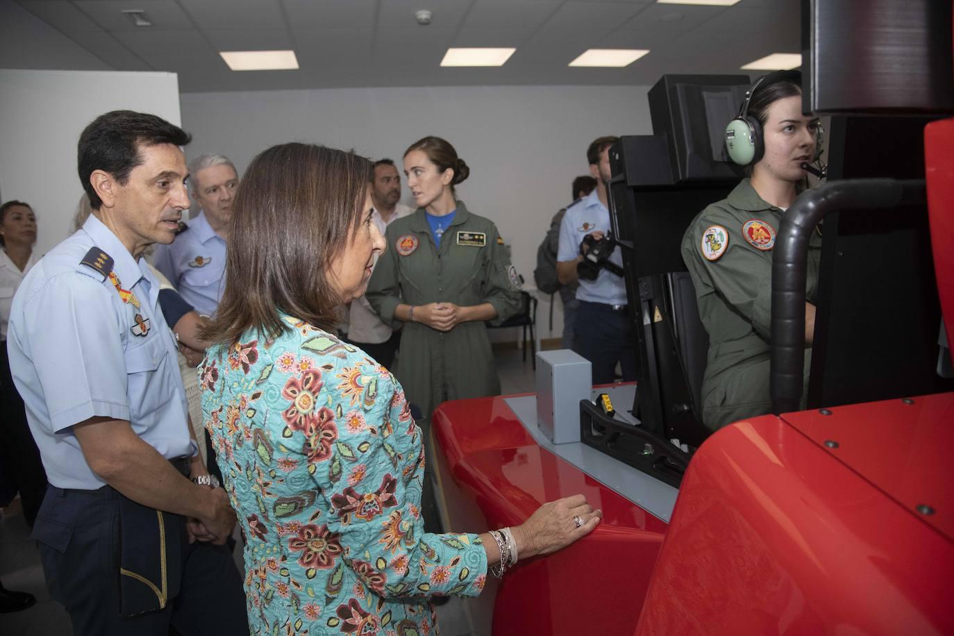 Margarita Robles visita la Academia General del Aire de San Javier, en imágenes