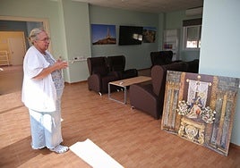 María del Carmen Vera, una trabajadora del hospital de Los Pinos, muestra las instalaciones del centro de día.