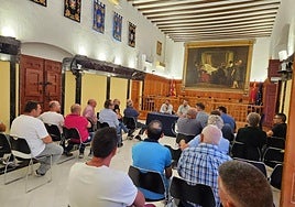 Un momento de la reunión del alcalde de Caravaca, ayer, con regantes y pedáneos de la zona.