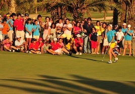 Celia Barquín. La imagen es de su triunfo en el campeonatode España de 2010. Tipuana. Las flores de este árbol son de color amarillo intenso.