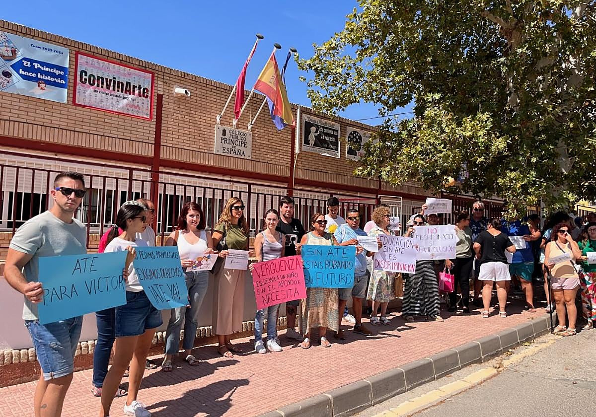 Padres y madres del colegio, concentrados ayer.