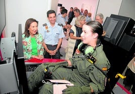 La ministra Margarita Robles habla con una alumna, a los mandos de un simulador de vuelo.