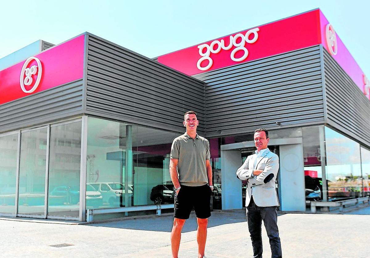 Pedro Alcalá, capitán del FC Cartagena, y Antonio Muñoz, gerente de GOUGO, durante la visita realizada a las nuevas instalaciones.