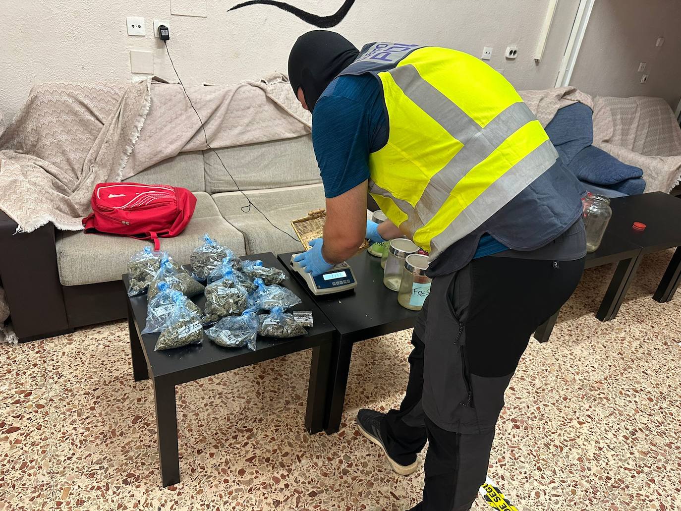 Un agente de la Policía Nacional en uno de los puntos de venta desarticulados.