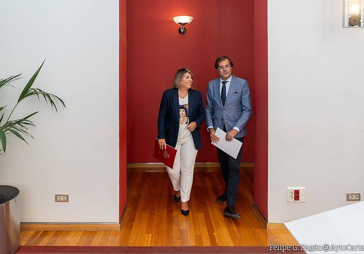 La alcaldesa, Noelia Arroyo, con el vicepresidente de Autoridad Portuaria, Pedro Pablo Hernández.