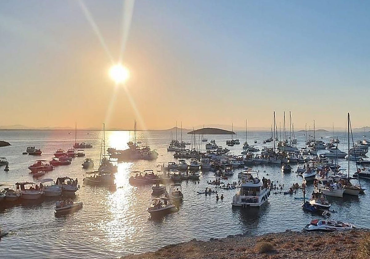 Fiesta con barcos en torno a la isla del Ciervo, en el Mar Menor, en una imagen de archivo.