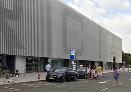 Pasajeros en los exteriores del Aeropuerto Internacional de la Región, en una imagen de este verano.