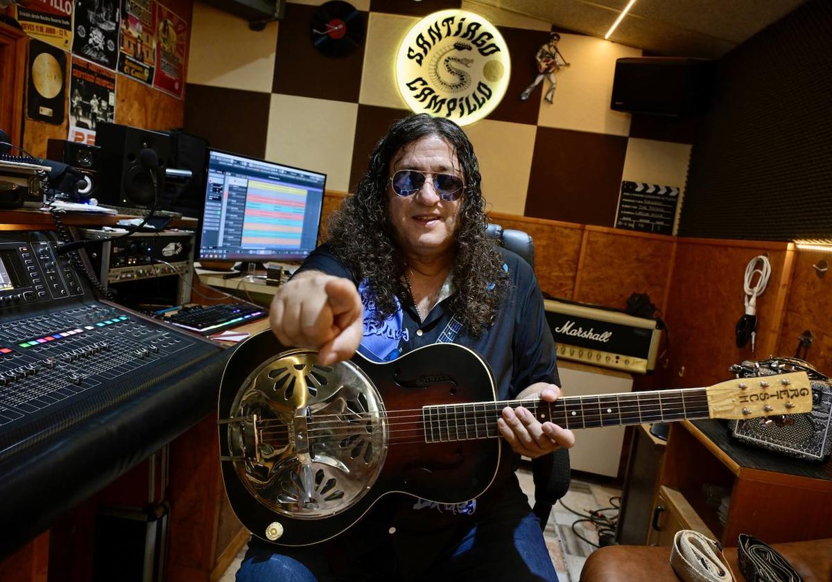 El guitarrista, cantante y compositor Santiago Campillo, fotografiado en su casa-estudio Niculina Records, en la huerta de Murcia.